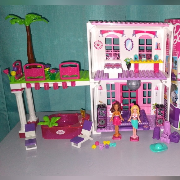 Mega Blocks Barbie Beach House - Picture 2 of 2